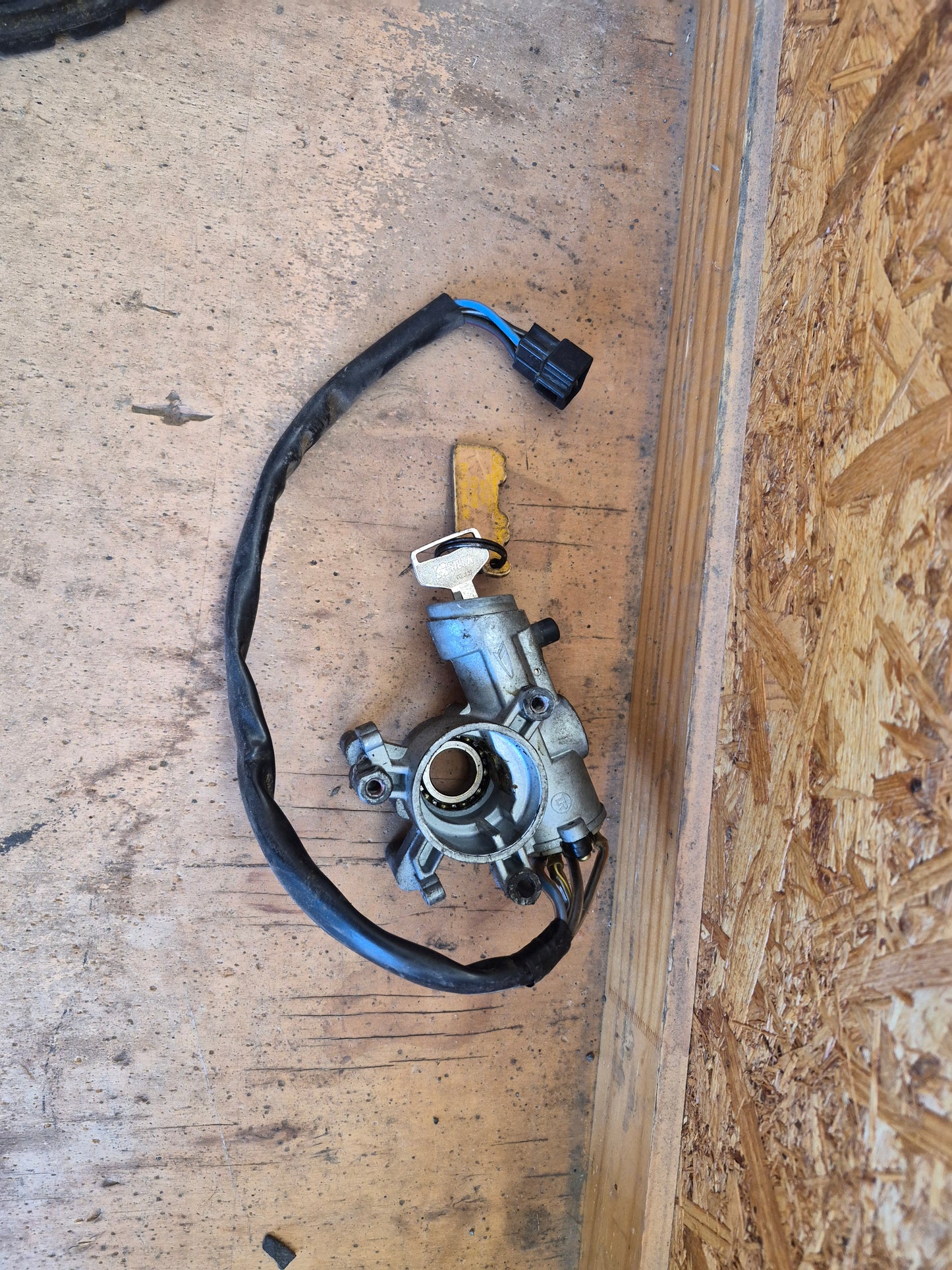 Daihatsu Delta 7/1999-2010 V118 - Ignition Barrel and Key