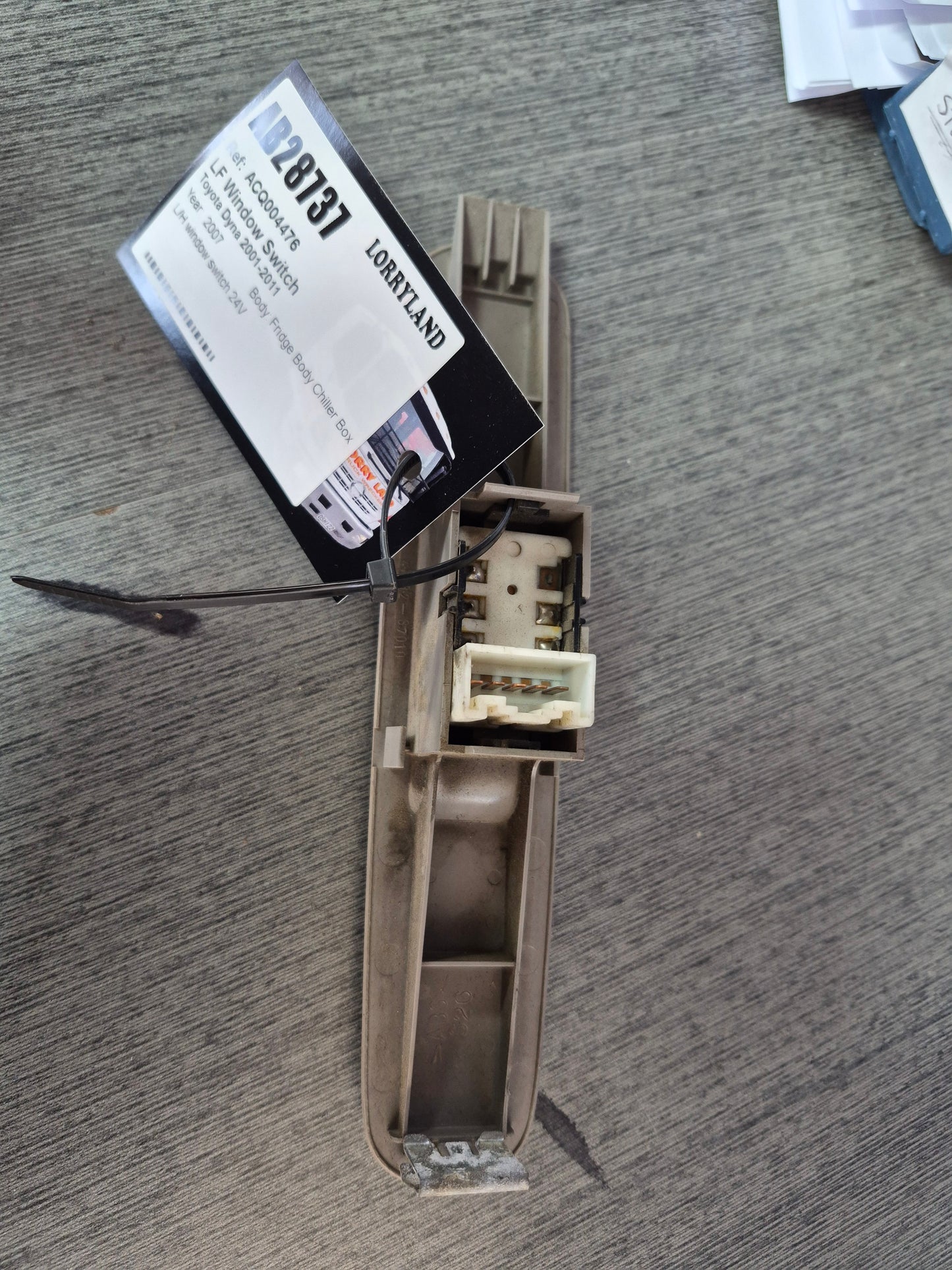 Toyota Dyna 2001-2011 XZU304 - Left Front Window Switch