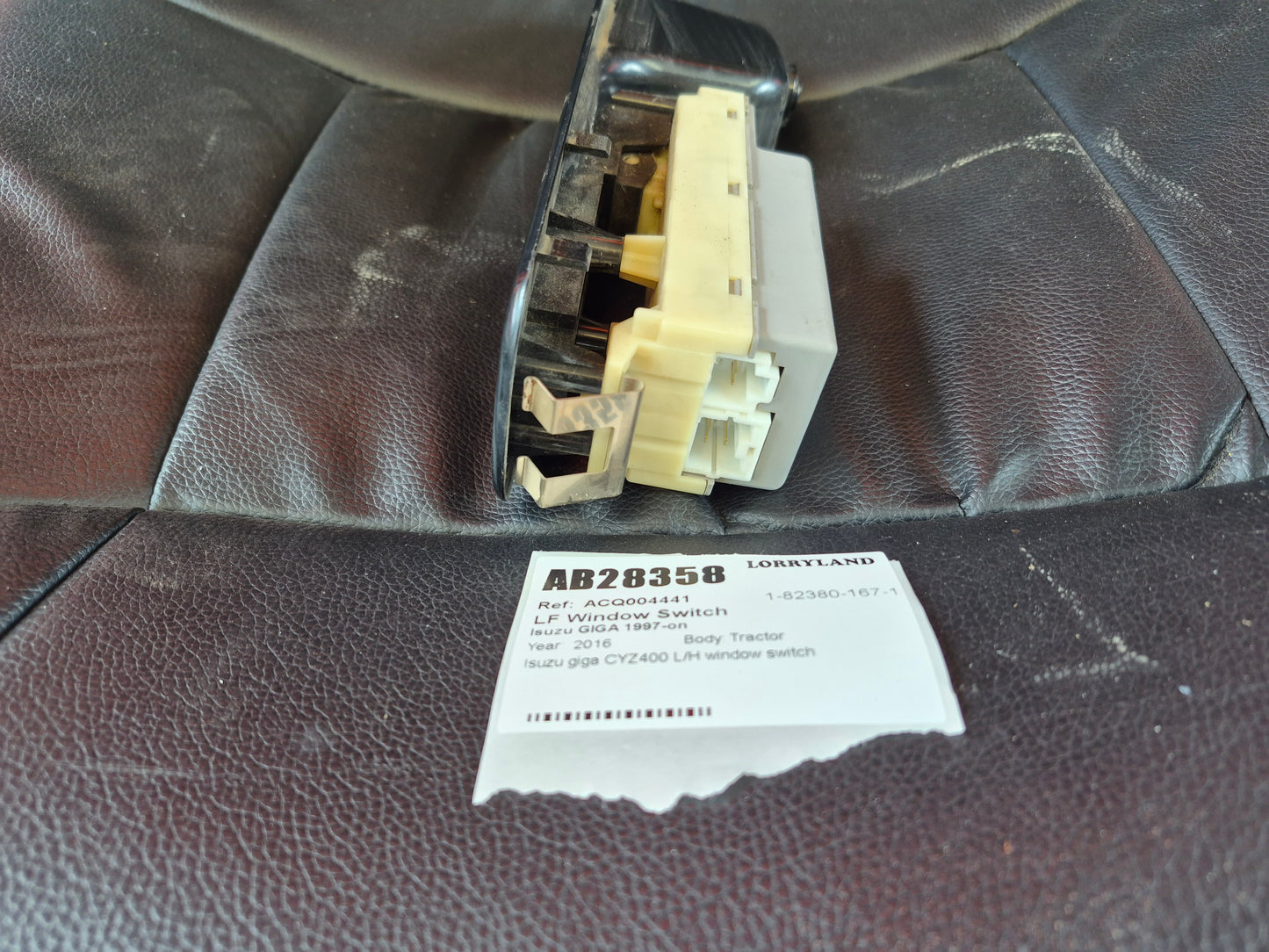 Isuzu Giga 1997-on CYZ400 - Left Front Window Switch PN: 1-82380-167-1