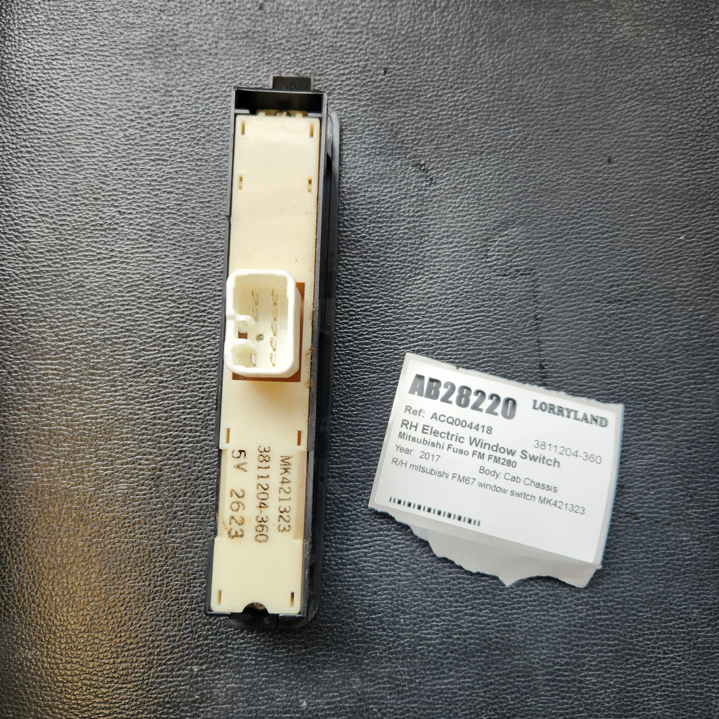 Mitsubishi Fuso Fighter FM FM67FM2RFAM6X2 - RH Electric Window Switch PN: 3811204-360