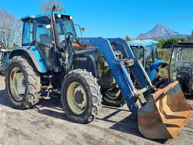 2000 New Holland Tractor TM125