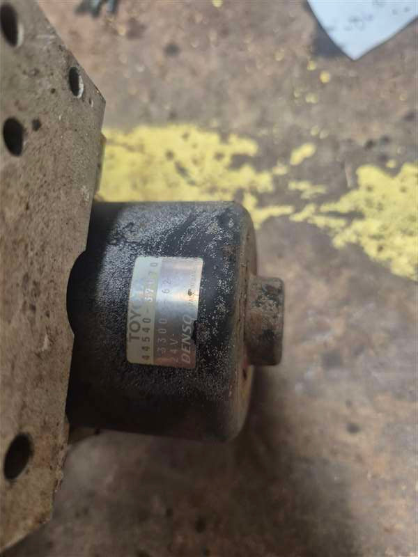 Toyota Dyna XZU504 xzu504-00011366 - ABS Brake Unit
