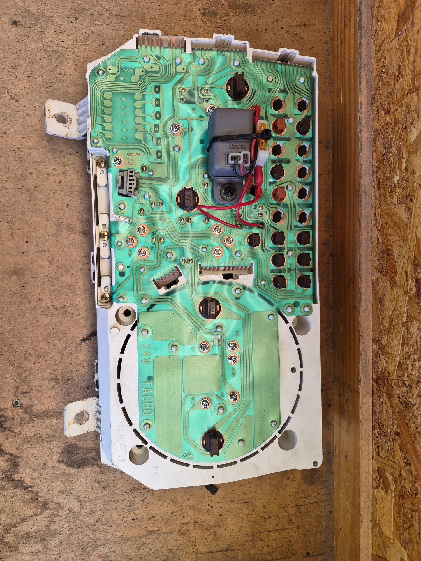 Isuzu N-Series NKR NKR66 - Instrument Cluster PN: 8-97170-600-2
