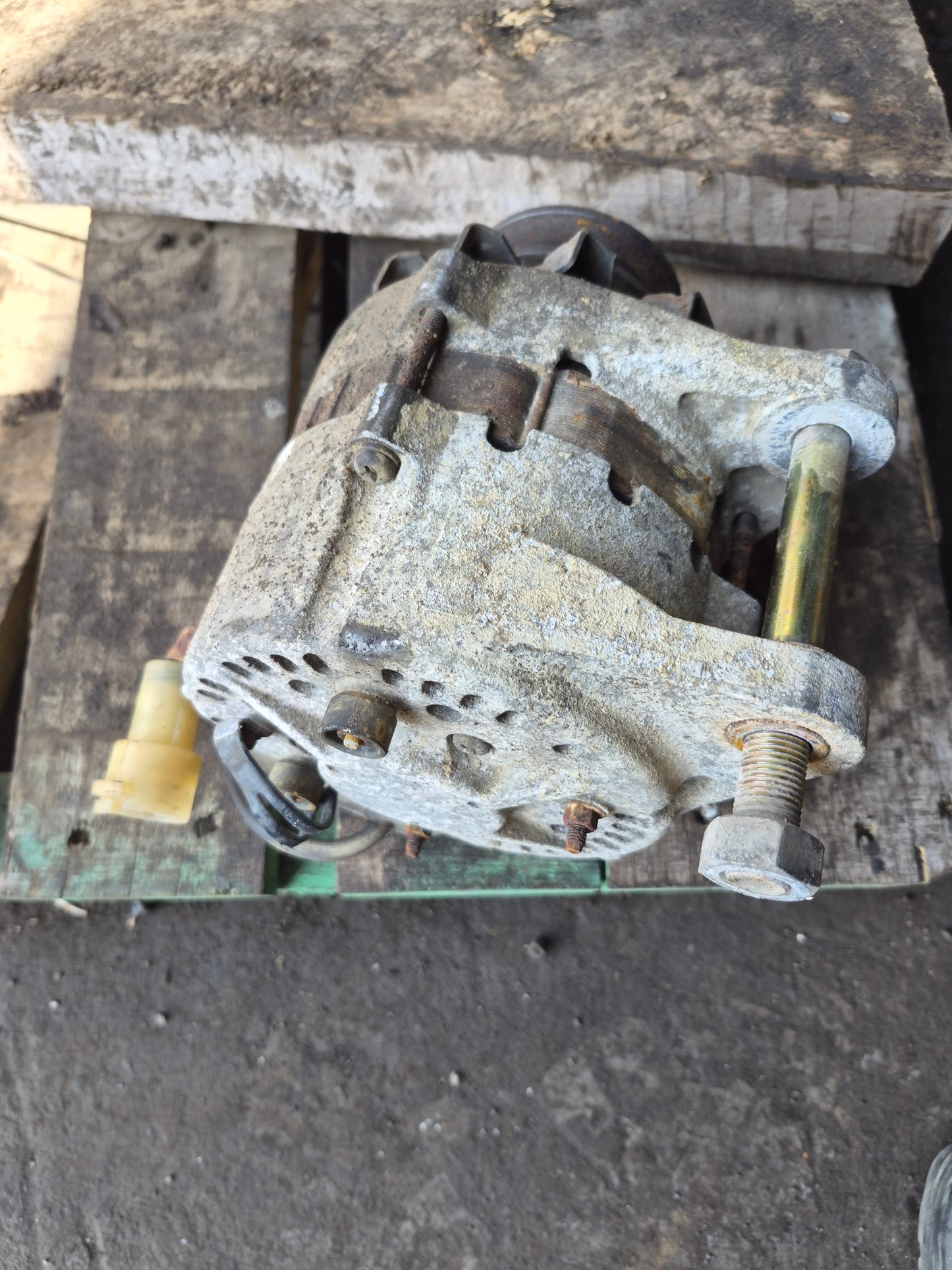 Isuzu N-Series NRR NRR32 - Alternator