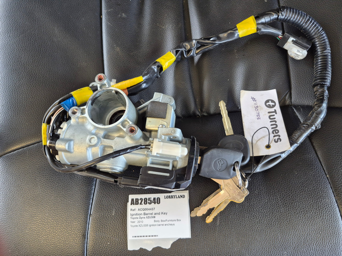 Toyota Dyna XZU308 XZU308-1007437 - Ignition Barrel and Key