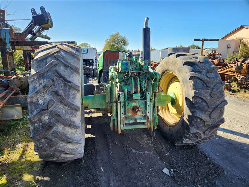 2014 John Deere Tractor 6105M 1L06105MAEG803395