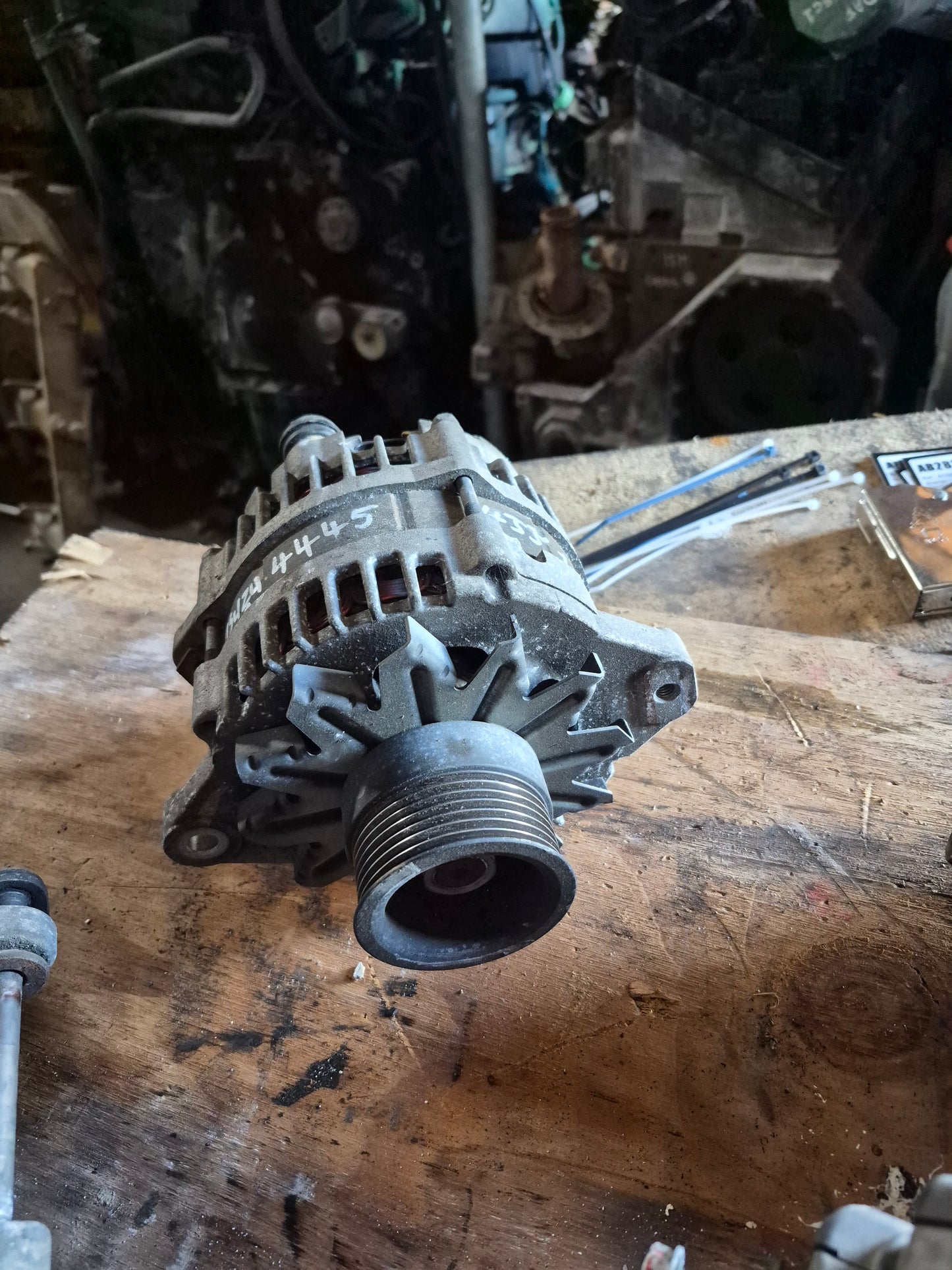 Isuzu N-Series NLR NLR85-7016677 - Alternator