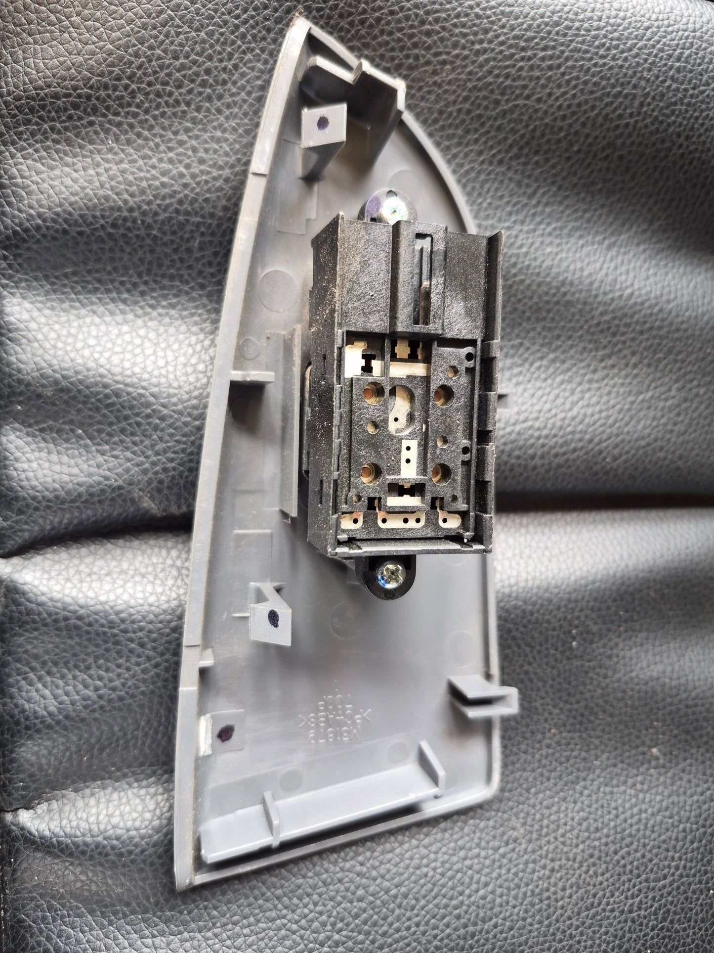 Isuzu N-Series NLR NLR85-7016677 - LH Electric Window Switch