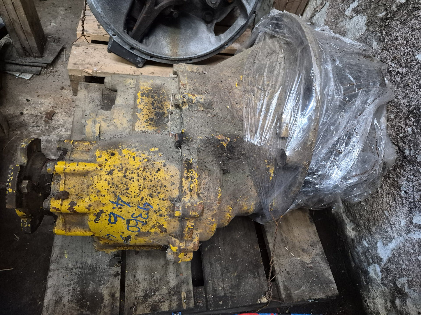 2004 Isuzu Giga 1997-on CXH51- Front Differential Head PN: