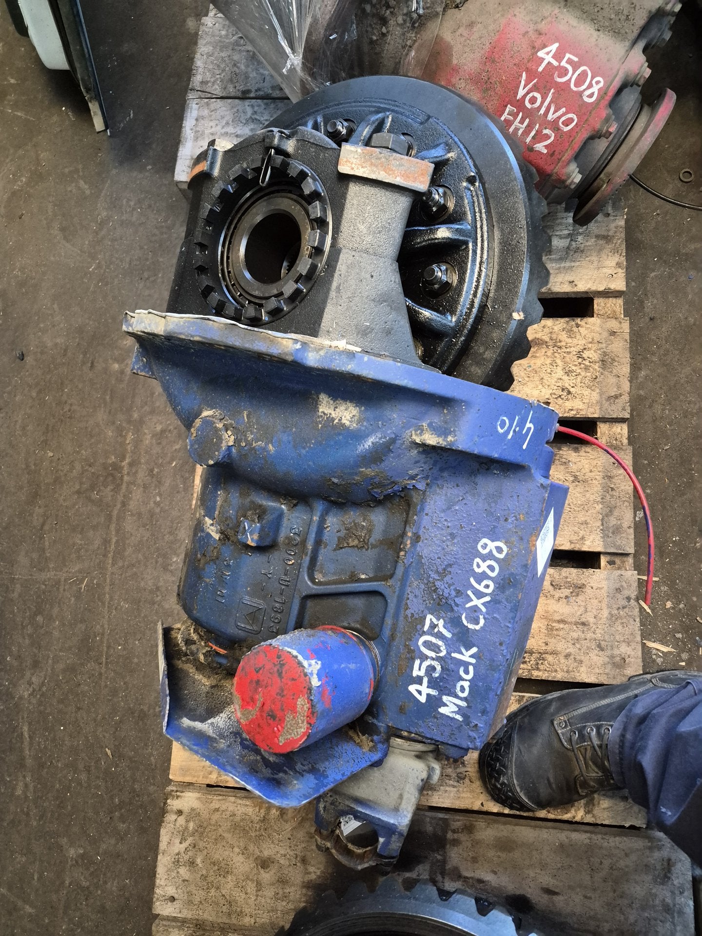 2003 Mack CX Series CX688 CX688 VISION- Front Differential Head PN: Front diff head with power divider 4.10 Ratio