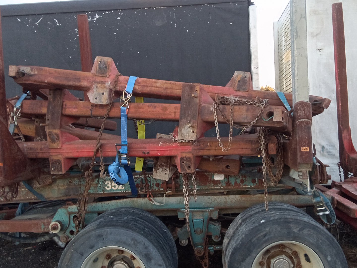 2006 Mack Qantum QH7888RS- log bolsters PN: trailer bolsters