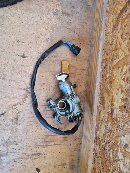 Daihatsu Delta 7/1999-2010 V118 - Ignition Barrel and Key