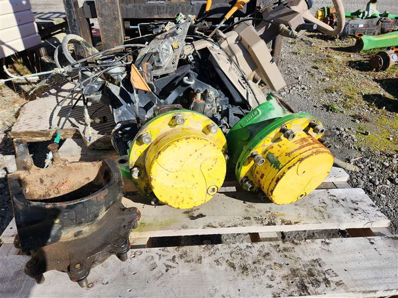 2014 John Deere Tractor 6105M 1L06105MAEG803395