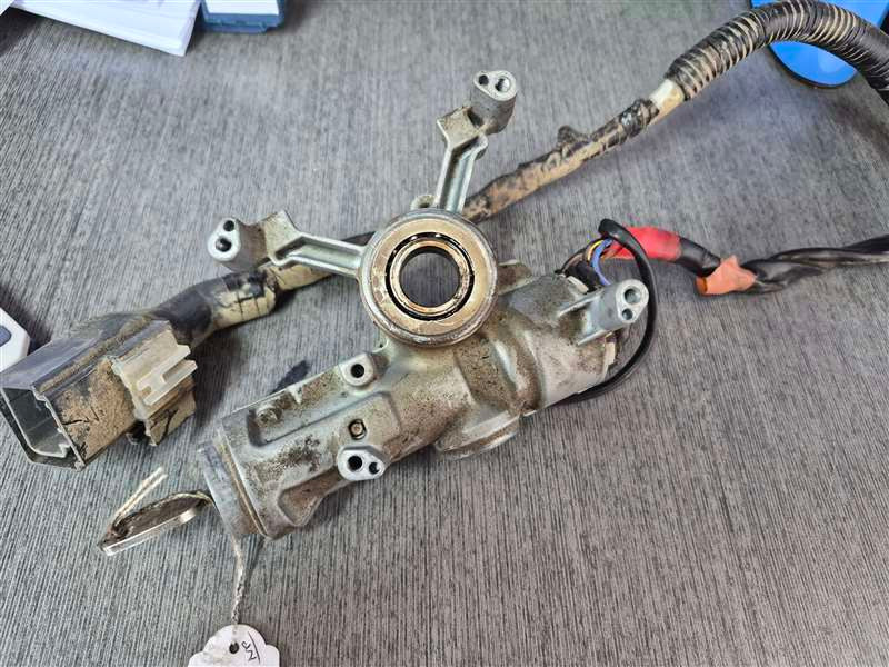Toyota Dyna 2001-2011 XZU304 - Ignition Barrel and Key