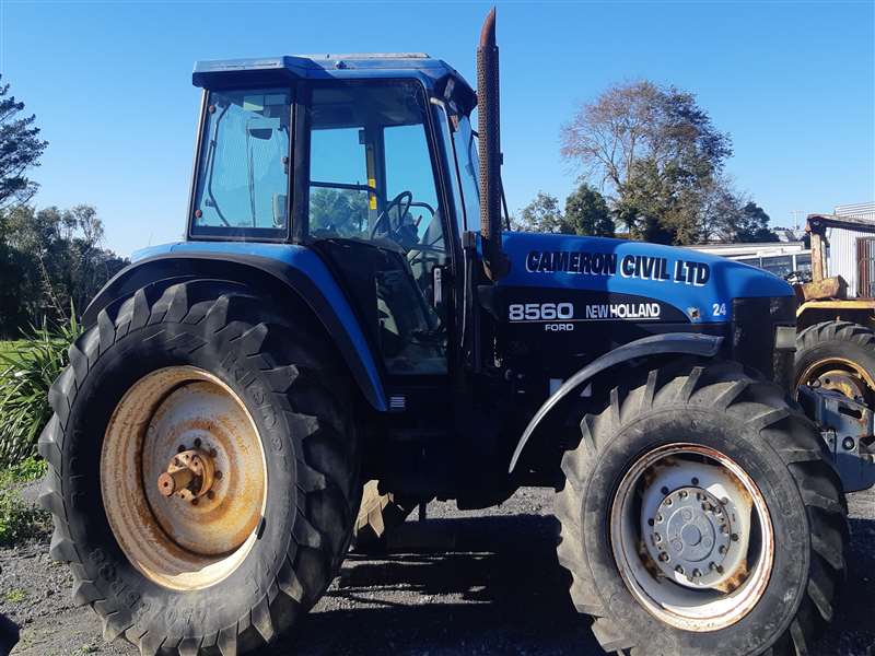 1997 Ford Tractor 8560