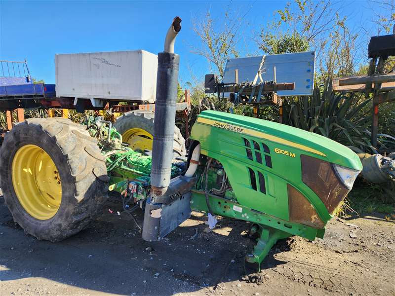 2014 John Deere Tractor 6105M 1L06105MAEG803395