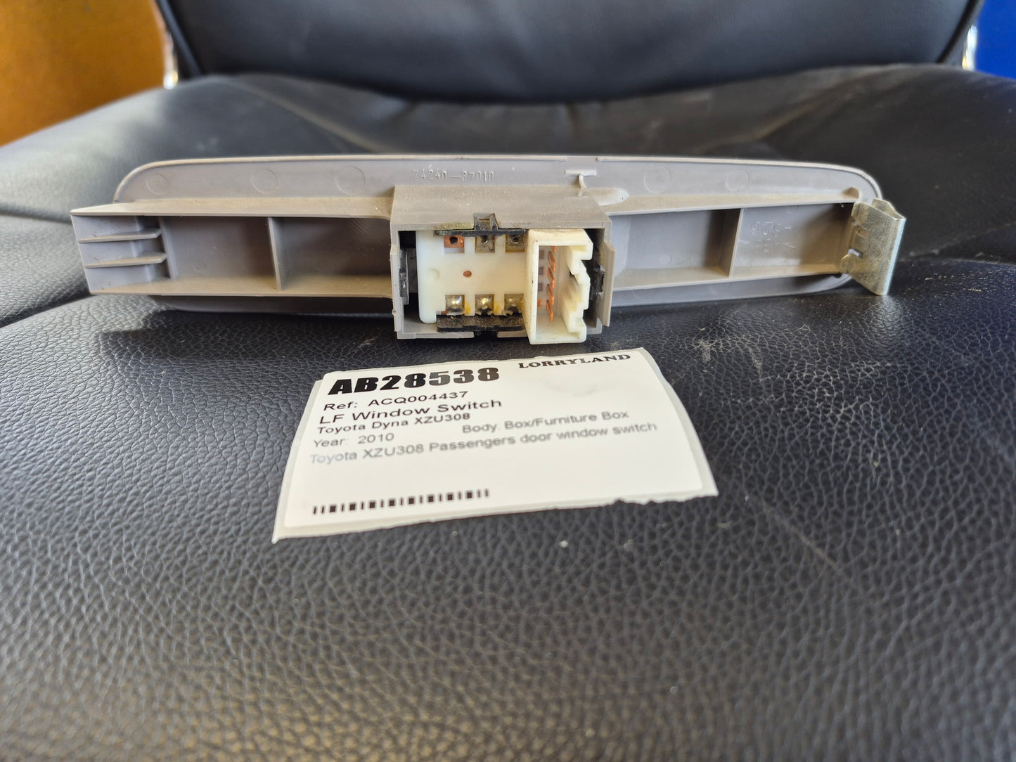Toyota Dyna XZU308 XZU308-1007437 - Left Front Window Switch