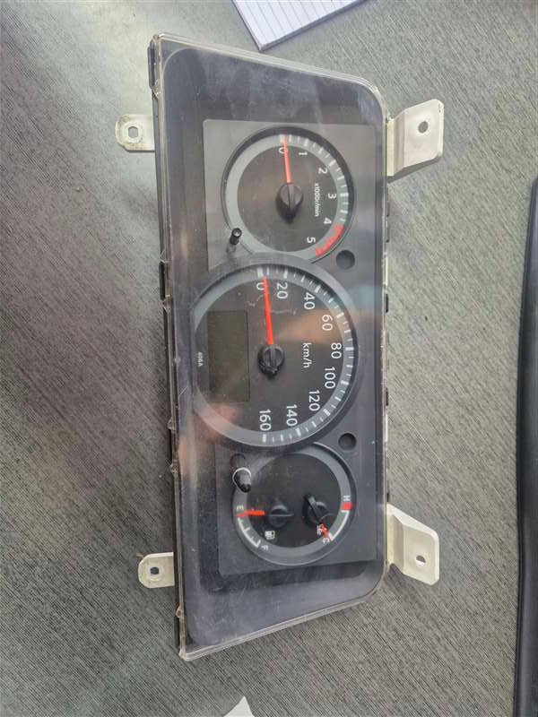 Nissan Atlas F24 SZ4F24-020438 - Instrument Cluster