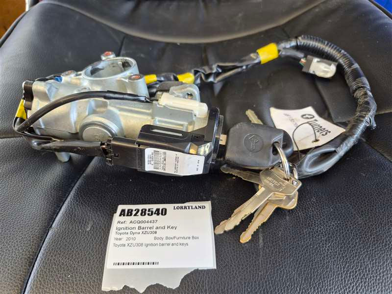 Toyota Dyna XZU308 XZU308-1007437 - Ignition Barrel and Key