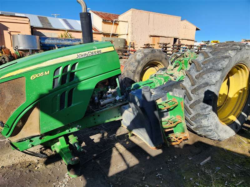 2014 John Deere Tractor 6105M 1L06105MAEG803395