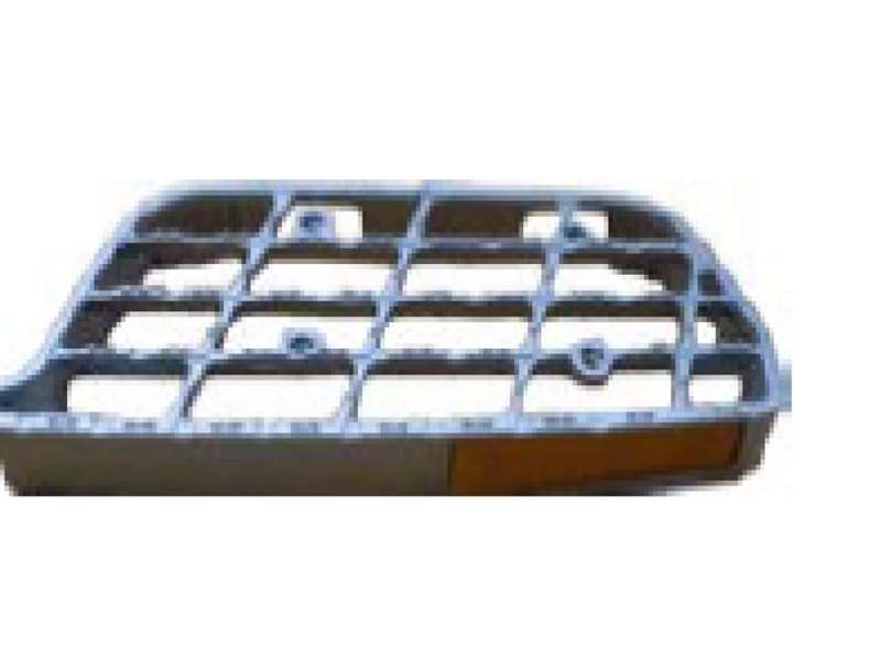 2007 Nissan UD Quon All Series - RH Step Plate Lower PN: NS0914R