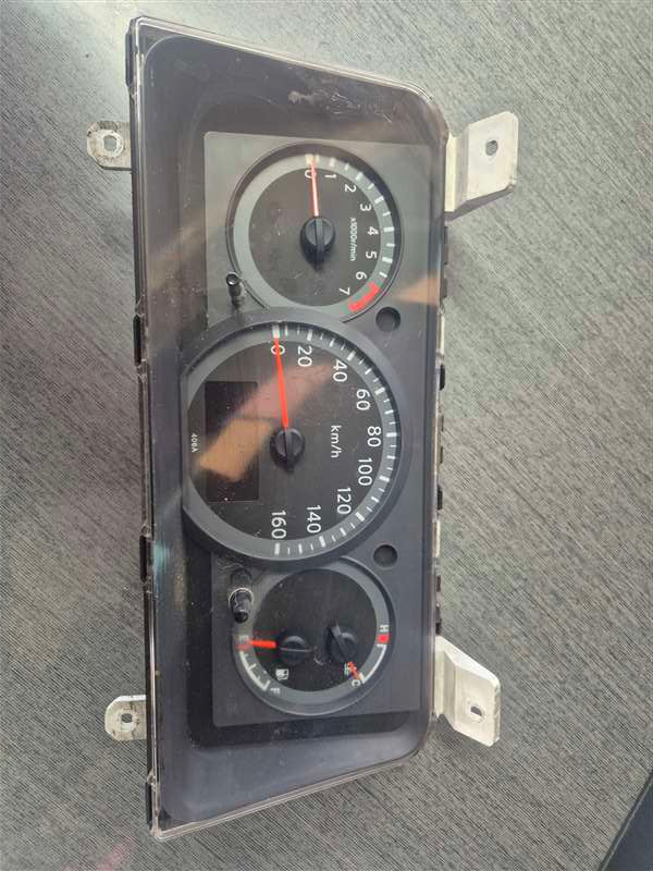 Nissan Atlas F24 SQ2F24-032788 - Instrument Cluster