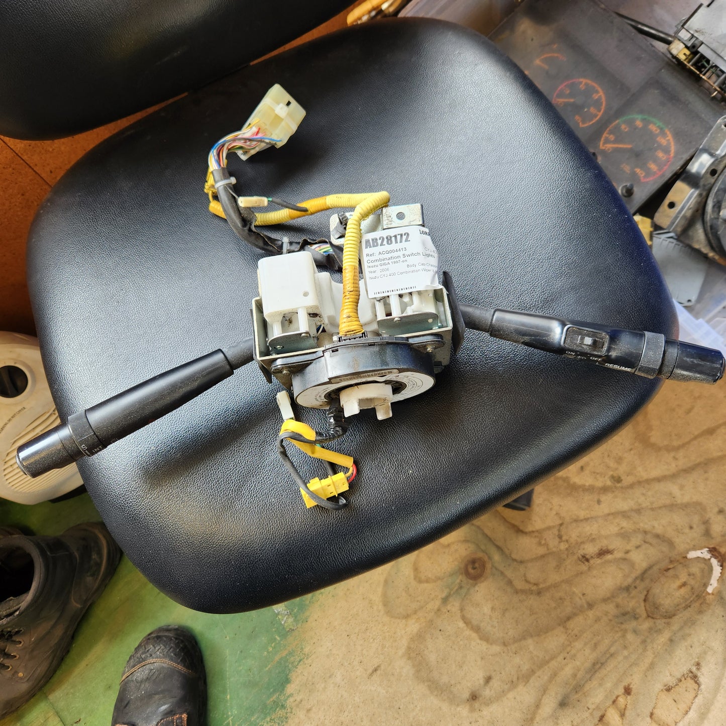 Isuzu Giga 1997-on CYJ400 - Combination Switch Lights PN: CYJ 400 Combination