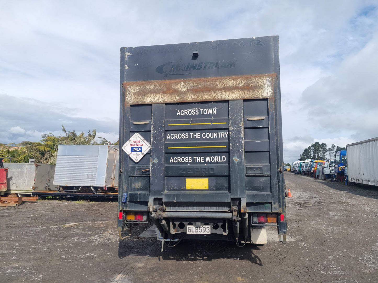 Mitsubishi Fuso FK FK195 FK617KPOOO32 - Tail Lifter PN: zepro Taillift
