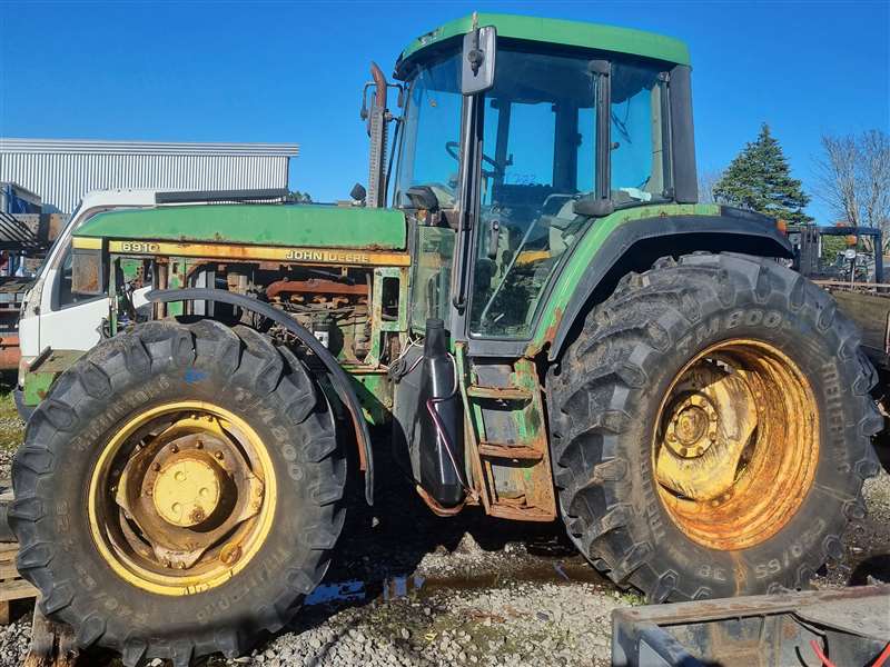 John Deere Tractor 6910