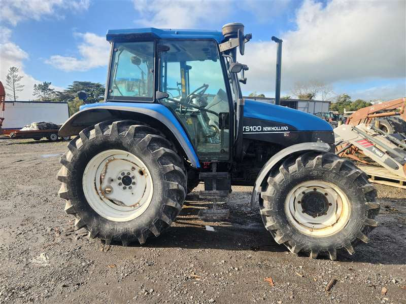 New Holland Tractor TS100............