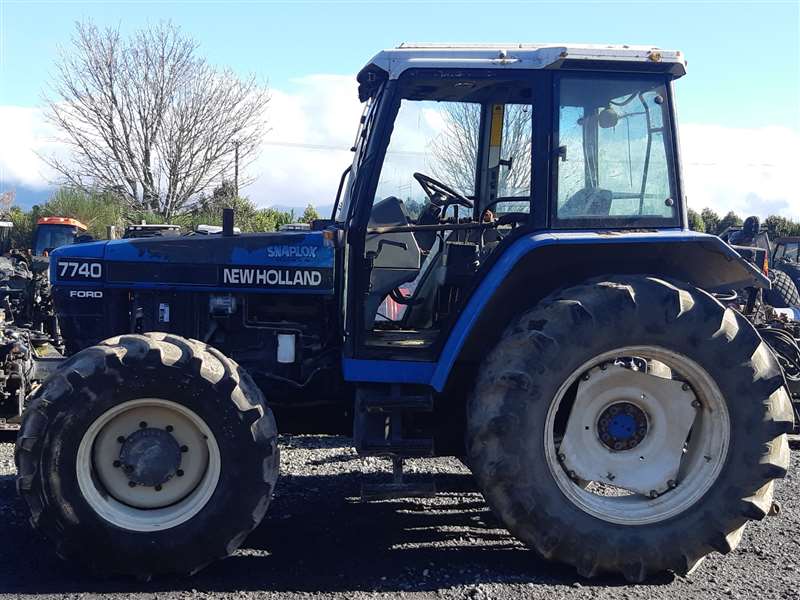 New Holland Tractor 7740