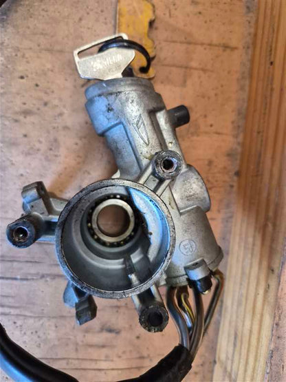 Daihatsu Delta 7/1999-2010 V118 - Ignition Barrel and Key