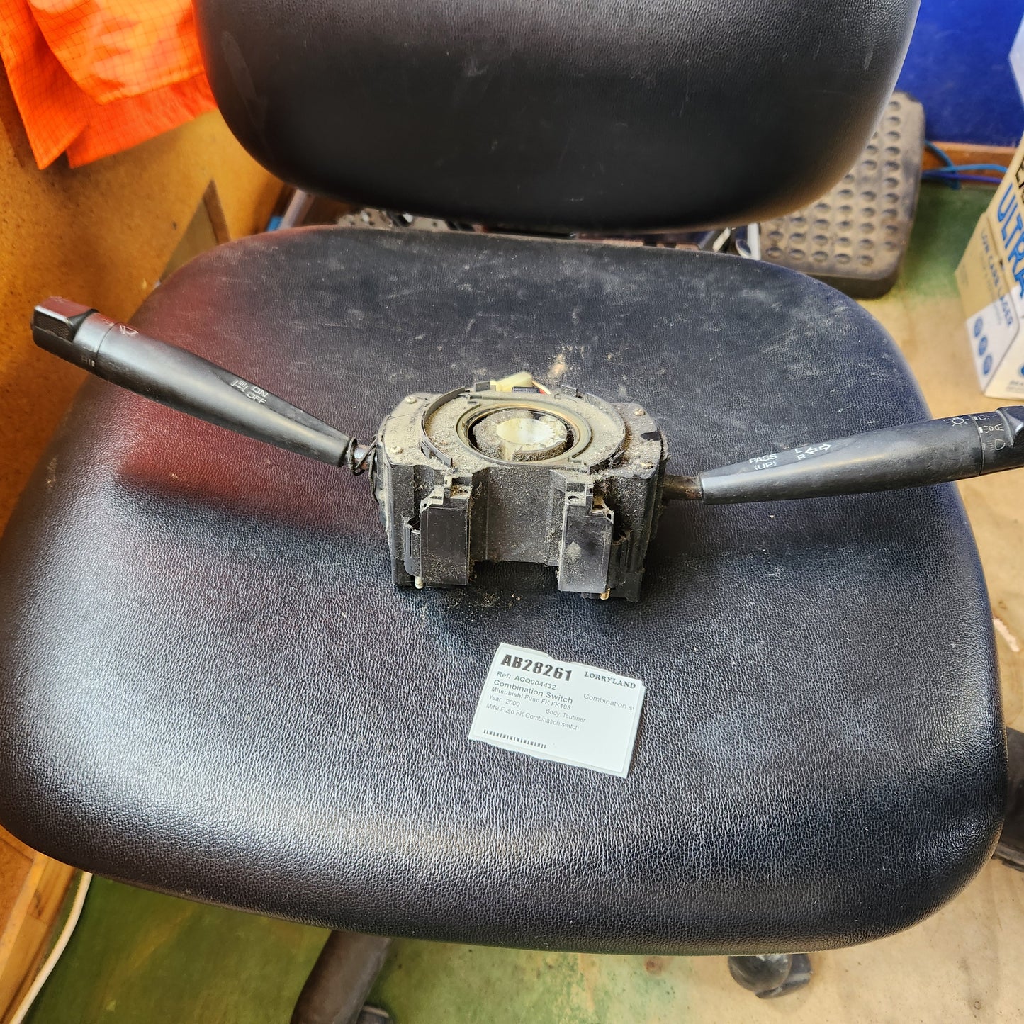 Mitsubishi Fuso FK FK195 FK617KPOOO32 - Combination Switch PN: Combination switch