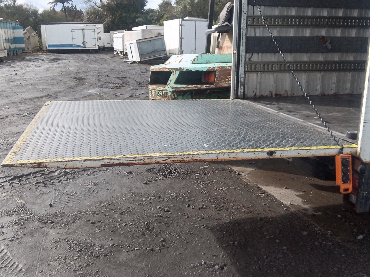 2004 Mitsubishi Canter JLAFE635E0KN40561- tail lift PN: