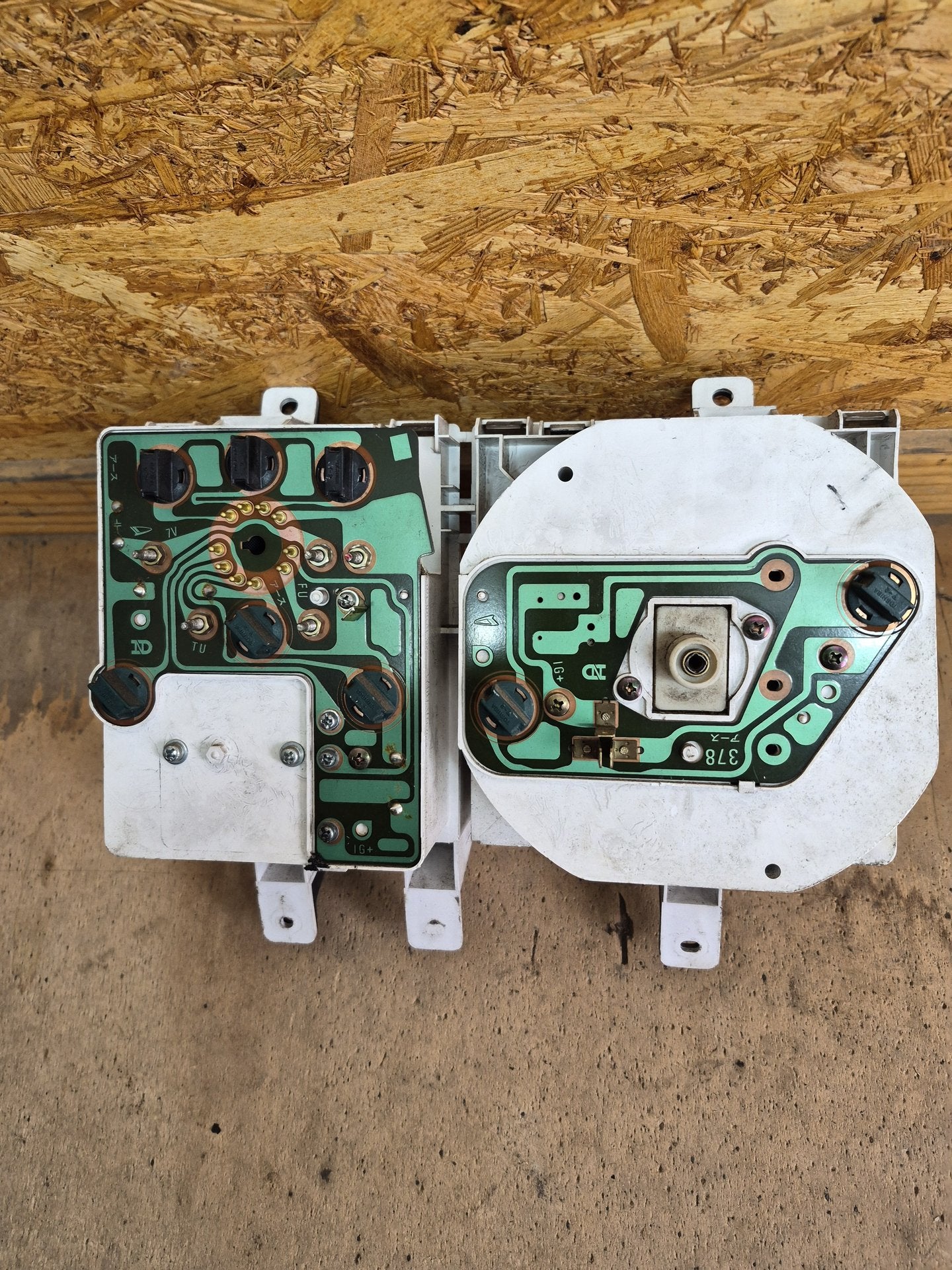 1995 Daihatsu Delta 1985-1999 V57- Instrument Cluster PN: 83100-87C22