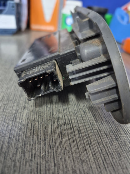 2015 Isuzu N-Series NQR NQR500- Right Front Window Switch PN: M31870