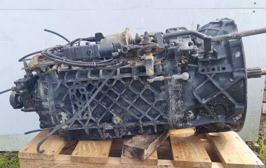 1997 Isuzu Giga 1997-on EXZ82J13000274- Trans/Gearbox PN: zf 16s181 4296